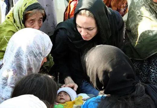 سلبریتی‌های دنیا چطور در بلایای طبیعی کمک می‌کنند؟/ «برخی به صلیب سرخ اعتماد ندارند»
