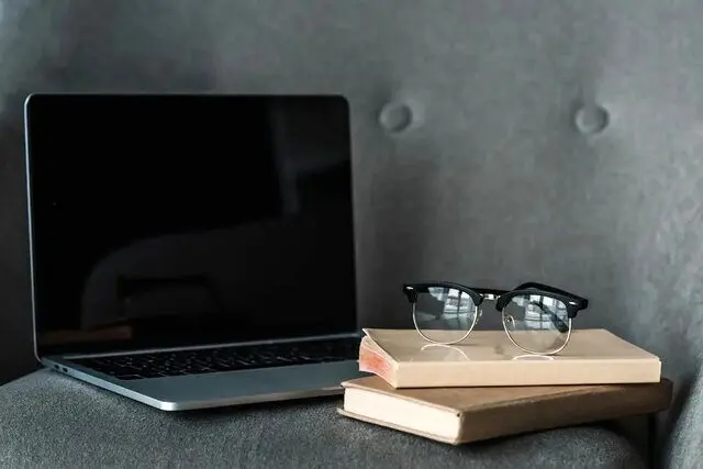 سایتی که باید نمایشگاه مجازی کتاب باشد نه جلد کتاب!