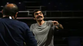 نقشه سه دختر برای صاحب یک کافه
