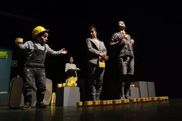 اجرای «خانم آوازخوان کله طاس» تمدید شد
