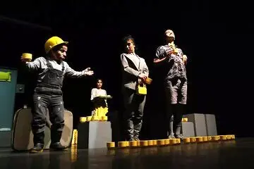 اجرای «خانم آوازخوان کله طاس» تمدید شد

