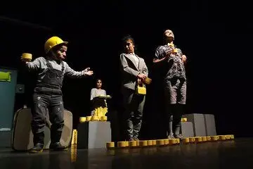 اجرای «خانم آوازخوان کله طاس» تمدید شد
