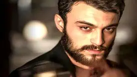 قرآن خواندن بازیگر زخم کاری روی آنتن زنده/ ویدئو
