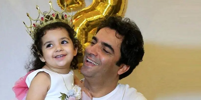 لحظه‌ای که منوچهر هادی دخترش را وسط کلاس غافلگیر کرد/ ویدئو
