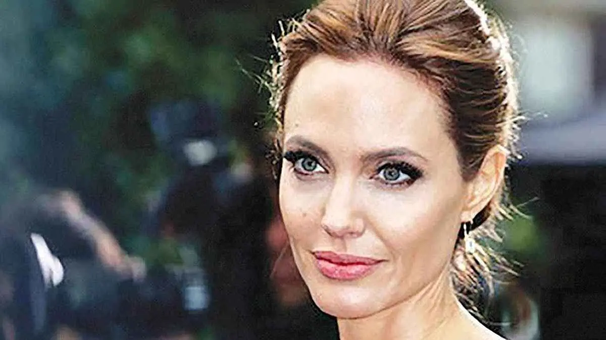 ورود ناگهانی آنجلینا جولی به کافه‌ای در اوکراین (فیلم)