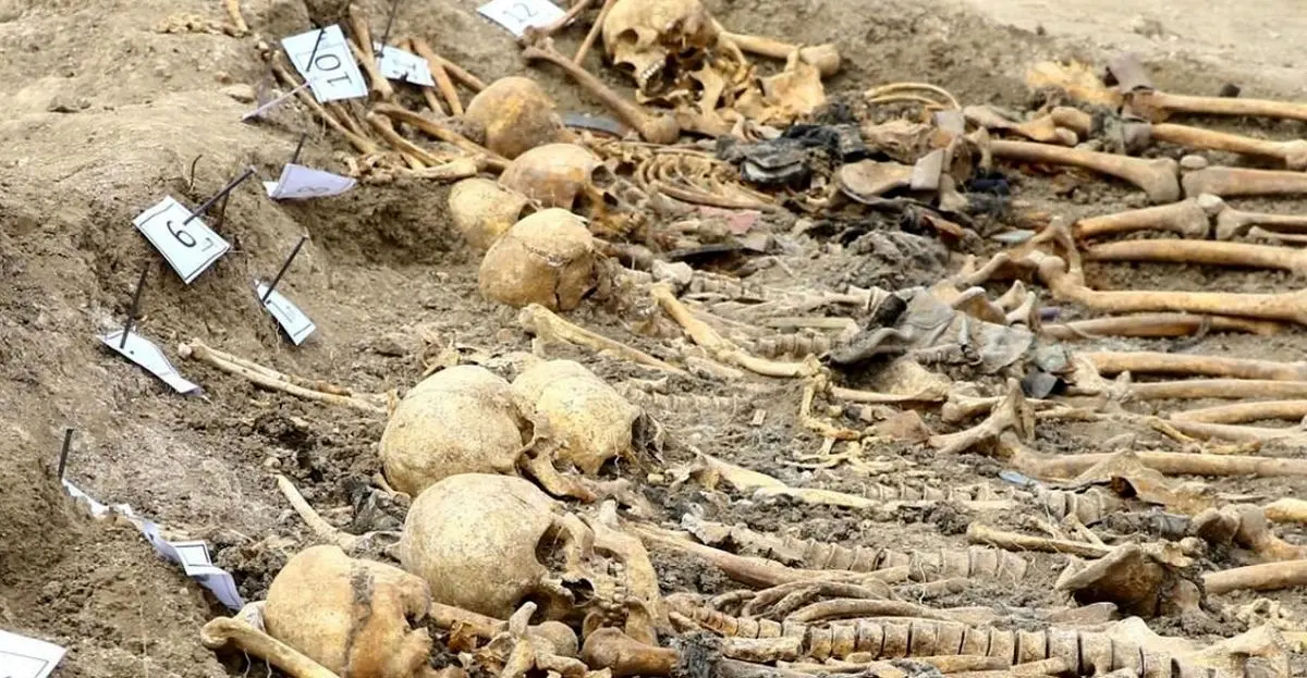 گورستان 1000 ساله‌ با مردگانی حلقه‌ در گردن
