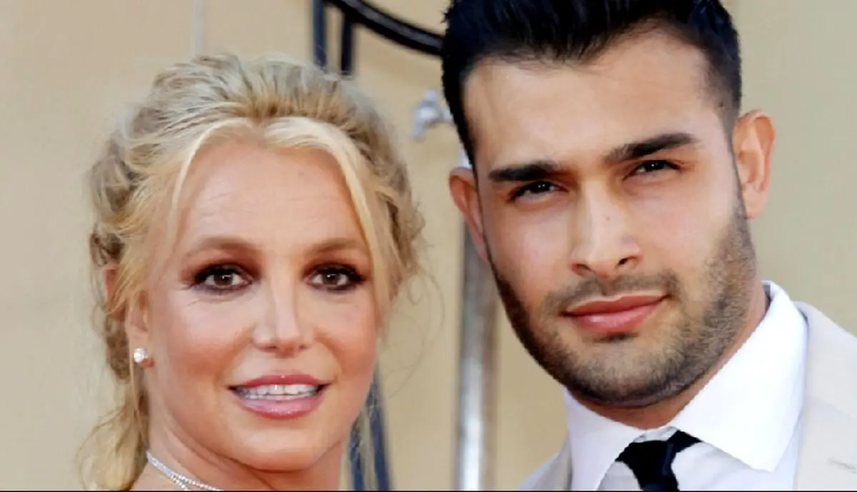 چهره بدون آرایش همسر پیر سام اصغری
