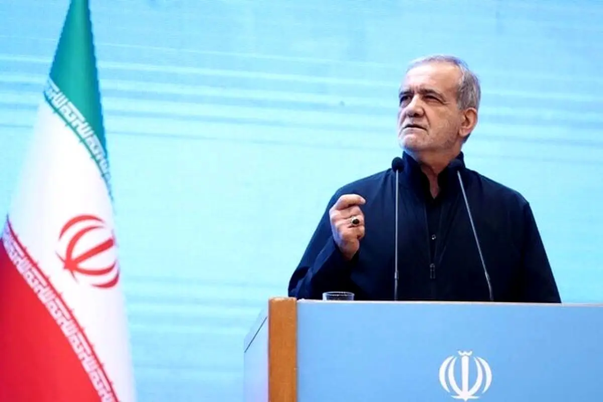 پزشکیان: بخوانیم تا همدل شویم/ اهدای قرآن دست نویس کودکان به پزشکیان/ ویدئو
