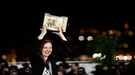 انتقاد سومین زن برنده نخل طلای کن از سرکوب اعتراضات توسط مکرون
