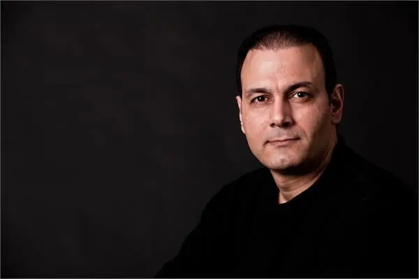 علیرضا قربانی برای «بی گناه» می‌خواند