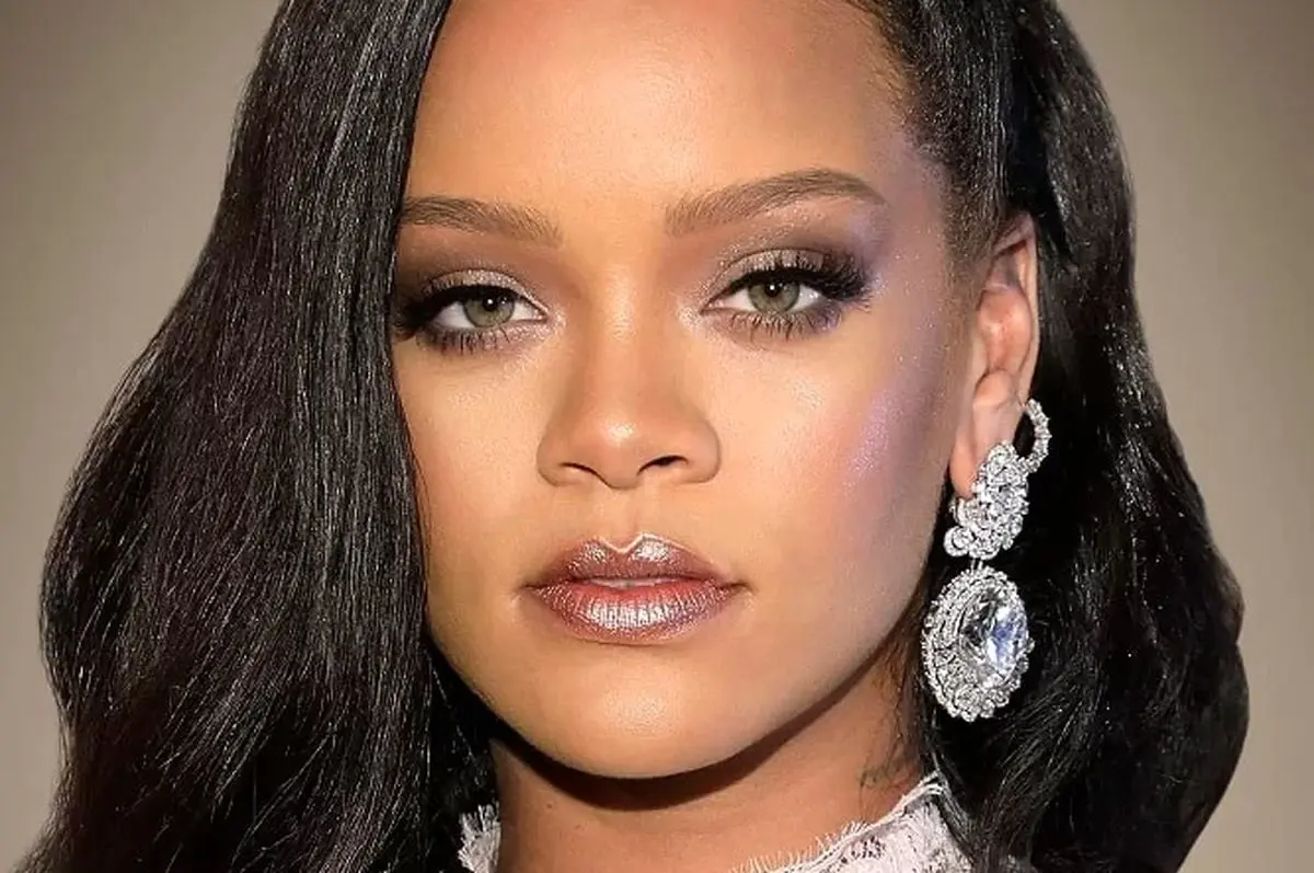 عاشقانه‌های خواننده مشهور و همسرش در خیابان
