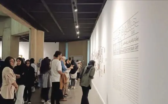 از پیک موتوری تا نوزادها در کالسکه ؛ دلیل صف طولانی موزه هنرهای معاصر چه بود ؟
