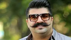 تصویر یادگاری بهنام بانی با دو شامپانزه کت‌شلواری