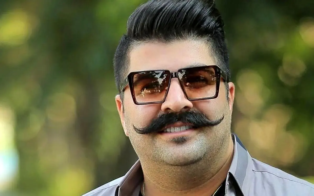 تصویر یادگاری بهنام بانی با دو شامپانزه کت‌شلواری