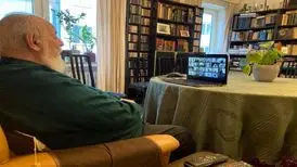 هوشنگ ابتهاج با دختران دبستانی دیدار کرد