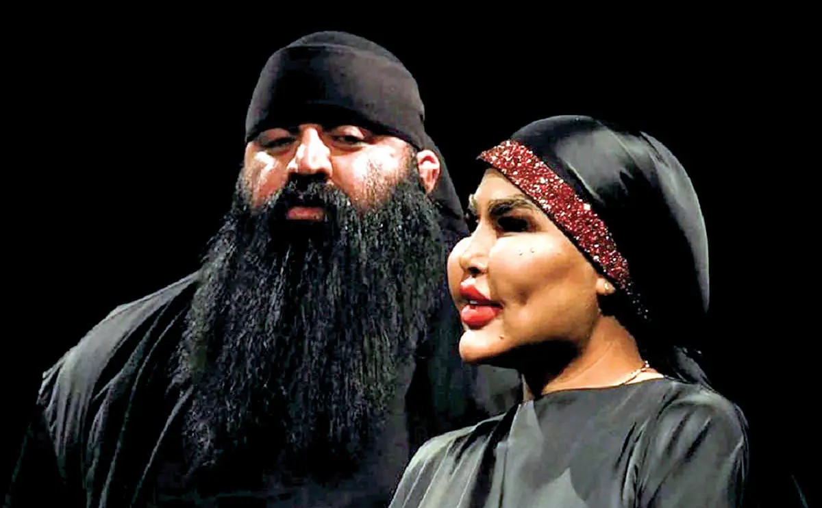 گردوخاک شاخ‌ها روی صحنه تئاتر
