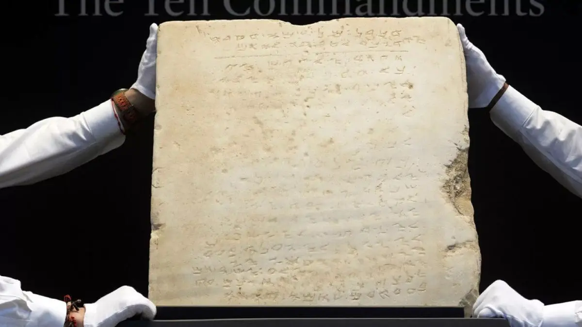 قدیمی‌ترین لوح سنگی ده فرمان موسی که زمانی سنگ‌فرشی بیش نبود ۵ میلیون دلار فروش رفت
