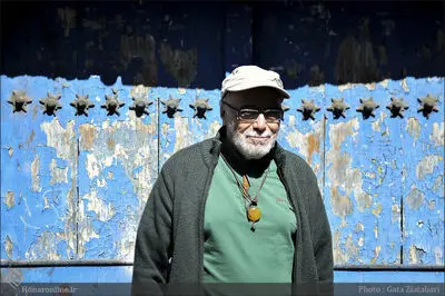 بازیگر و کارگردان پیشکسوت در حال فیزیوتراپی کمر
