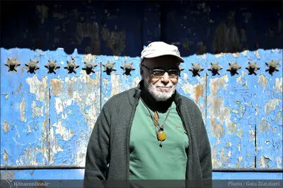 بازیگر و کارگردان پیشکسوت در حال فیزیوتراپی کمر
