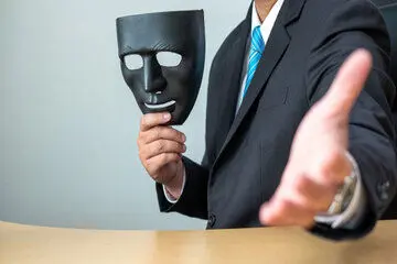 هوشنگ گلمگانی: سلبریتی‌ها خودشان را ارزان فروختند/ تقی آزاد ارمکی: از سلبریتی‌ها دفاع نمی‌کنم اما مجرم نیستند
