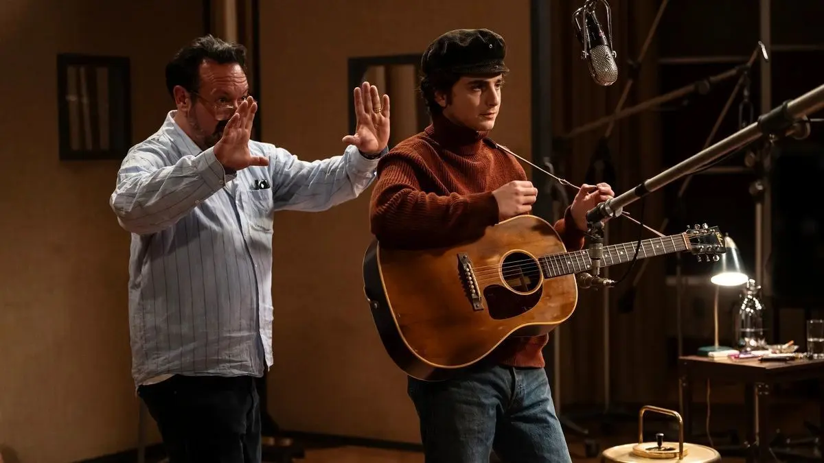 نقد و بررسی فیلم یک ناشناخته کامل: زندگی‌نامه خواننده مشهور باب دیلن
