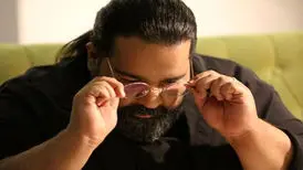 سیاه پوشی که قلب‌ها را تسخیر کرد/چه کسی رضا صادقی را به خود آورد؟/عکس