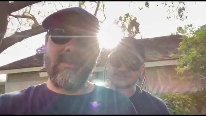 تصویری از برزو ارجمند و احسان کرمی با پرچم سلطنت طلبان
