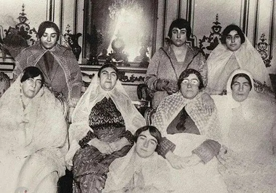 می‌دانستید زنان قاجار ساز می‌زدند؟/ عکس
