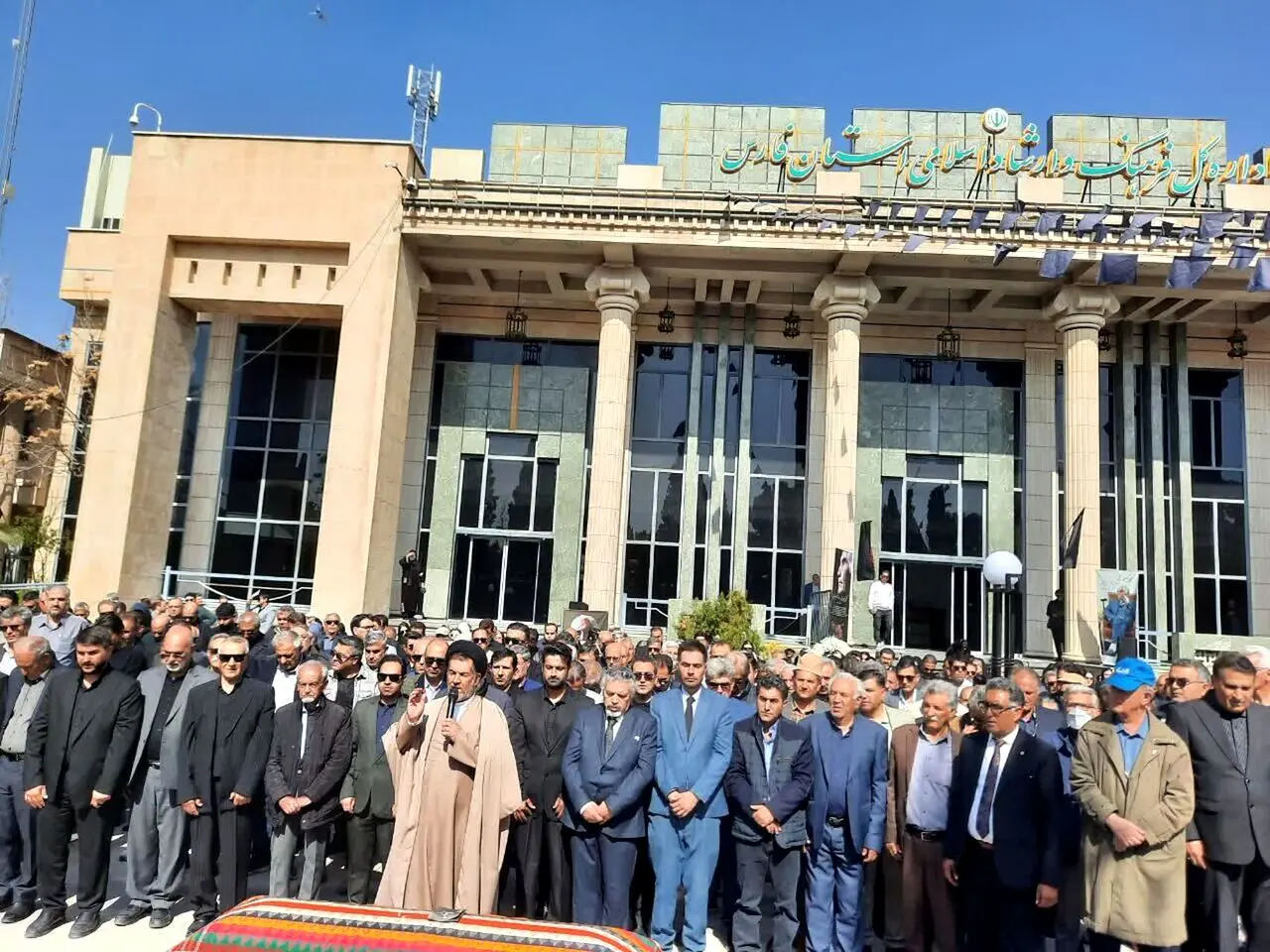 قشقایی شناس نامدار کشور در باغ‌مزار مشاهیر شیراز آرام گرفت