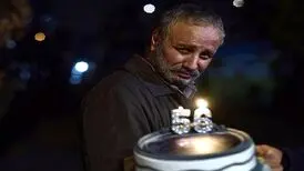 چهره شکسته و مغموم جواد عزتی با تفنگی در دست / عکس
