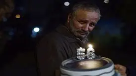 چهره شکسته و مغموم جواد عزتی با تفنگی در دست / عکس

