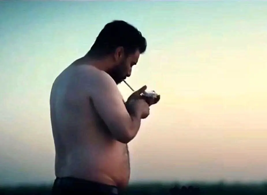 جواد عزتی لخت شد؛ نه برای بدن‌سازی، بلکه برای بدن واقعی!