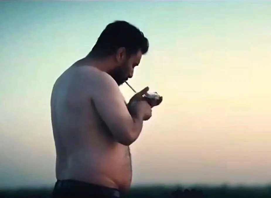 جواد عزتی لخت شد؛ نه برای بدن‌سازی، بلکه برای بدن واقعی!