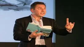 نویسنده پرفروش بایکوت شد
