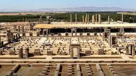 تخت جمشید زیر فشار جمعیت گردشگران؛ خسارتی ۱۰۰ برابر یک کنسرت! / در نزدیکی آرامگاه کوروش سیاه چادر برپا کردند و گوشت می فروشند!