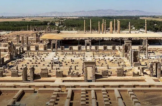 تخت جمشید زیر فشار جمعیت گردشگران؛ خسارتی ۱۰۰ برابر یک کنسرت! / در نزدیکی آرامگاه کوروش سیاه چادر برپا کردند و گوشت می فروشند!