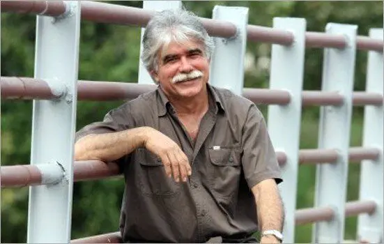 خاطرات طنز اکبر اکسیر در یک کتاب
