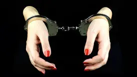 یک زن در حال سرقت از بازیگر معروف دستگیر شد
