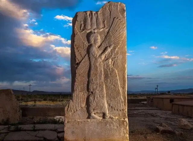 مردی در پاسارگاد بال دارد!
