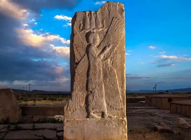 مردی در پاسارگاد بال دارد!
