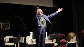 ویدئویی از خواننده ۹۷ ساله روی تخت بیمارستان که ترانه‌هایش را می‌خواند