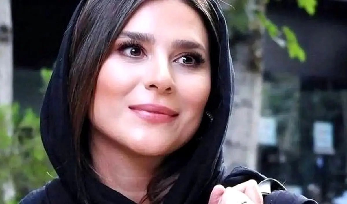 رستوران رفتن تنهایی سحر دولتشاهی با استایلی متفاوت/ عکس
