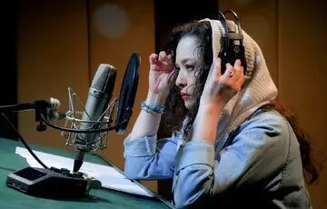 «چهارشنبه‌سوری» را با صدای مهراوه شریفی‌نیا برای نابینایان صداگذاری شد
