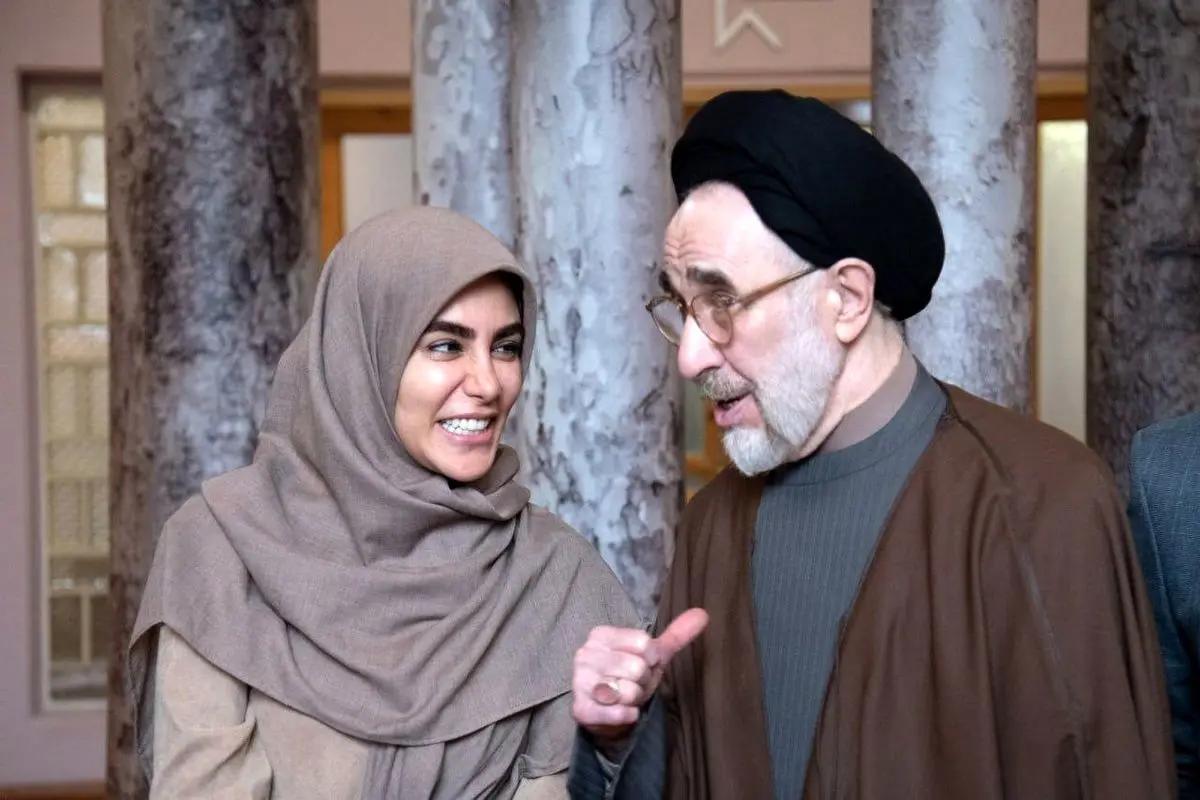 آیا نادره رضایی، معاونت فرهنگی وزارت ارشاد، از خاتمی برای نمایشگاهی دعوت کرده بود؟
