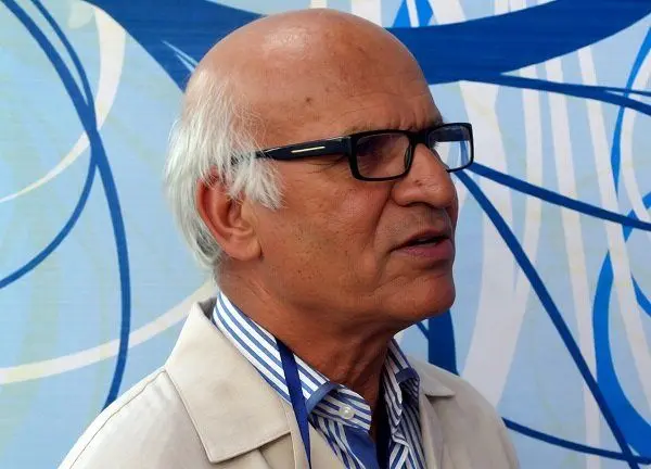 مقالات حافظ را تبدیل به دائره‌المعارف می‌کنم