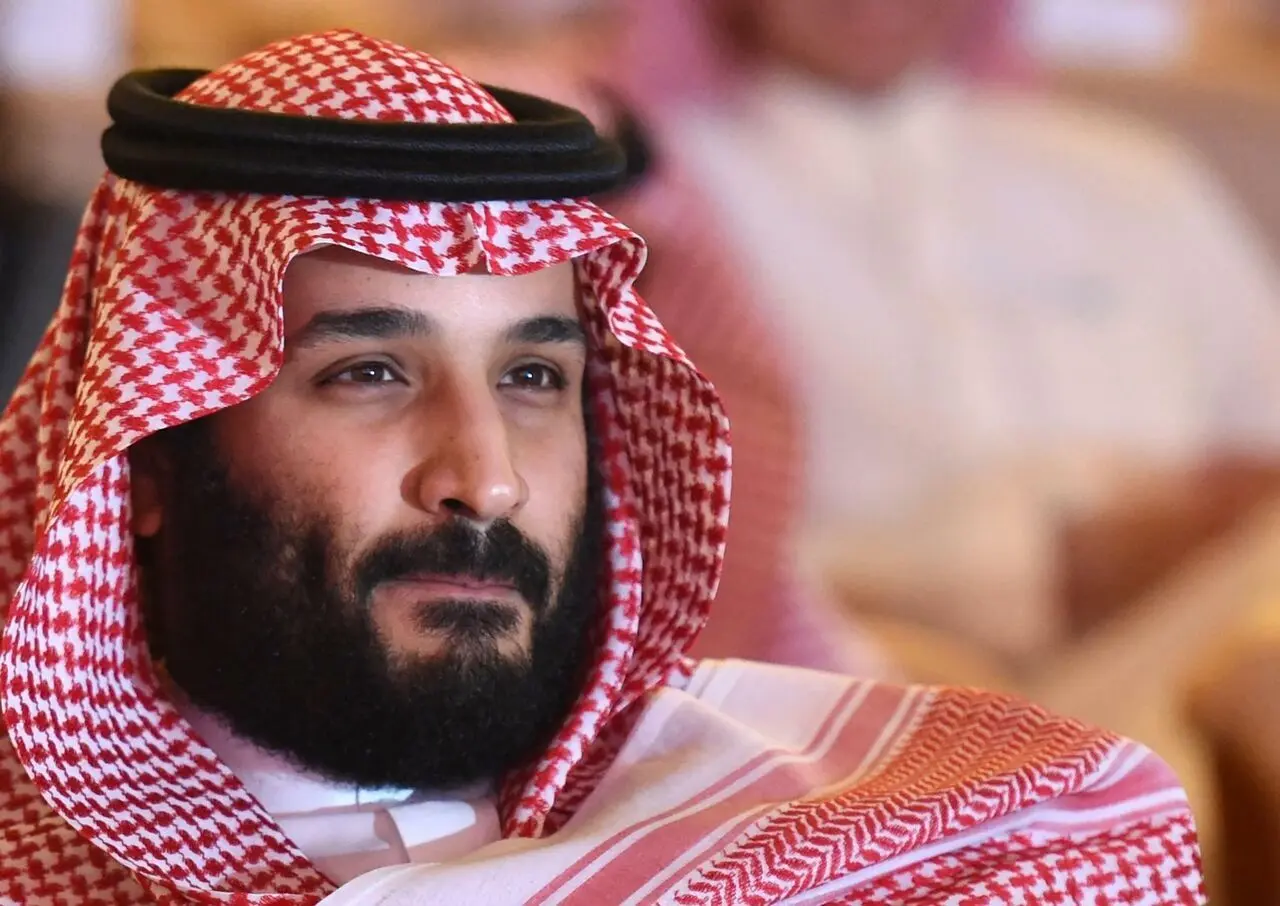 استایل جالب بن سلمان در دفتر کار جدیدش!
