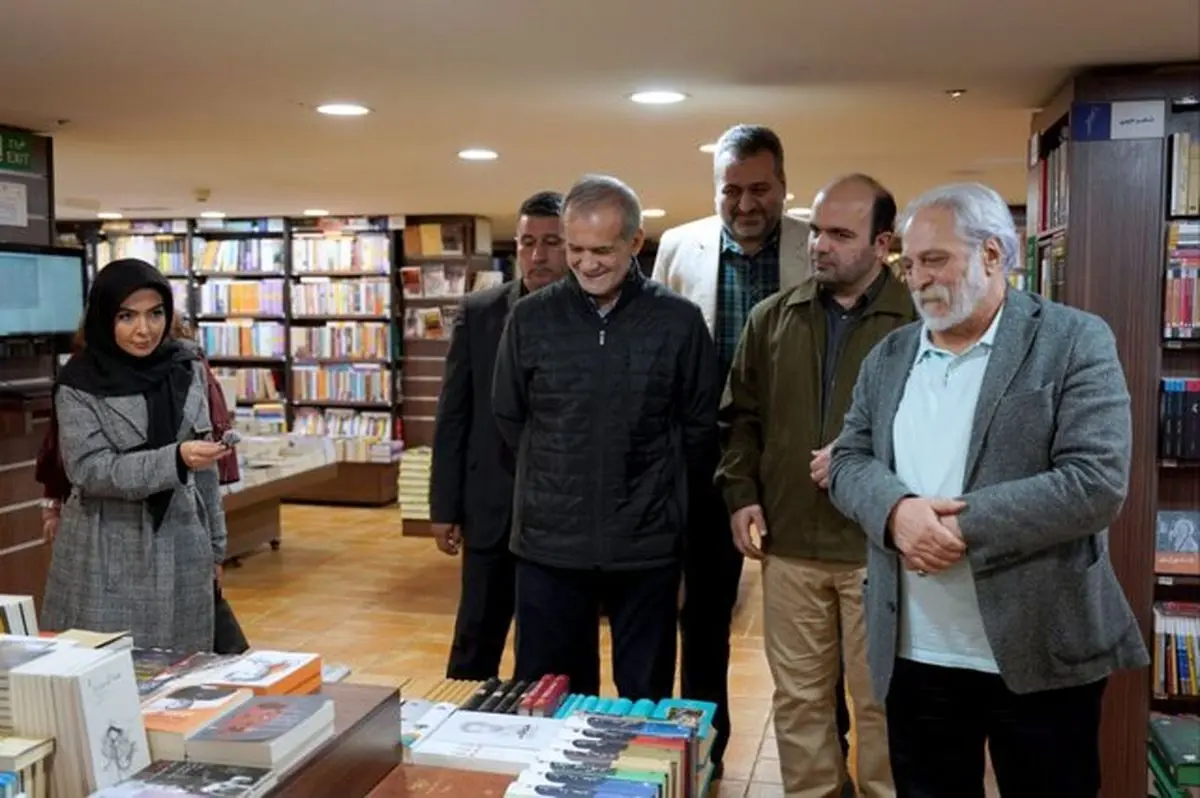 در کتابگردی خانوادگی رئیس‌جمهور چه گذشت؟/ تصاویر
