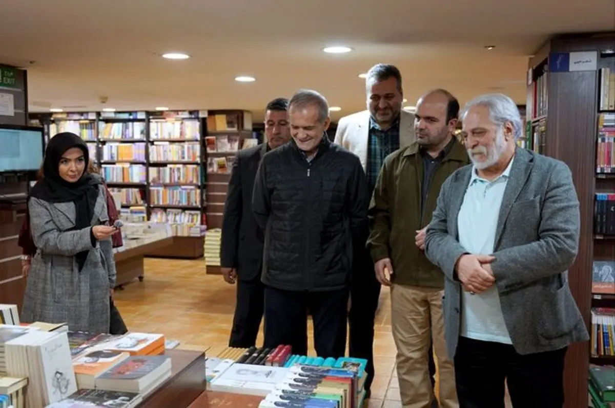 در کتابگردی خانوادگی رئیس‌جمهور چه گذشت؟/ تصاویر
