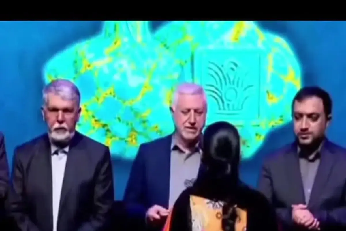 بی‌حجاب شدن ناگهانی یک خانم روی آنتن زنده شبکه خبر/ ویدئو