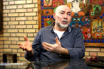 نوادگان کسانی که مرگ بر چمران می‌گفتند، الان روی سر مردم سطل ماست می‌ریزند/ از عکس انداختن کنار گوگوش تا جنگیدن کنار چمران و عصبانیت از مجری تلویزیون
